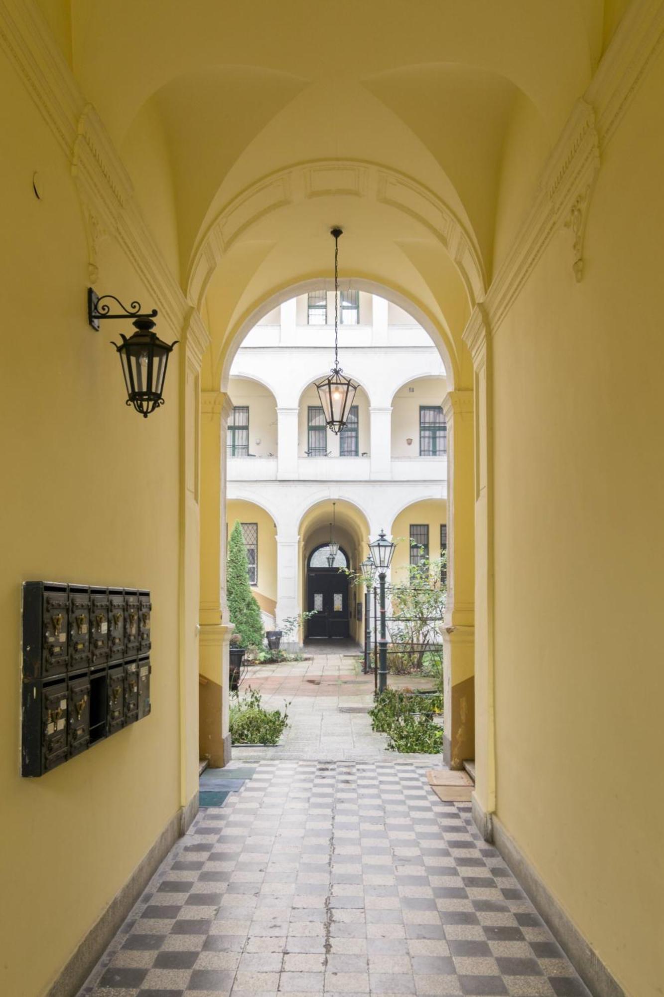 Exlcusive & City Central Located Suite By Prestige Homes Budapest Extérieur photo